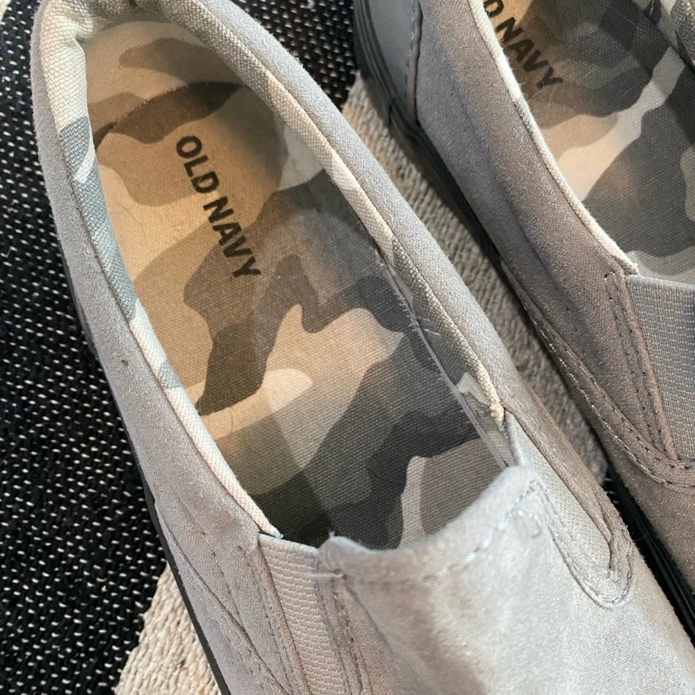 Old Navy Boys Gray Suede Slip on Sneakers Size 6